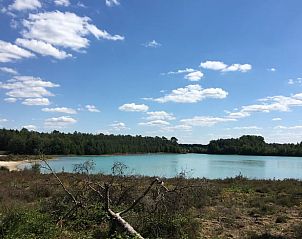 Rustgevend uitzicht op natuurgebied nabij Huisje in De Rips, vakantiehuis in De Peel, Noord Brabant, omgeven door serene wateren en bossen.