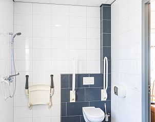 Moderne badkamer met douche in De Schuurherd en de Hoeve, Hoogeloon, Noord Brabant.