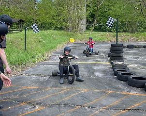 Kinderen genieten van een racebaan activiteit bij De Schuurherd en de Hoeve, Hoogeloon.