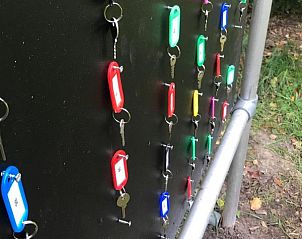 Kleurrijke sleutelhangers bij De Schuurherd en de Hoeve, Hoogeloon, voor een speelse sfeer.