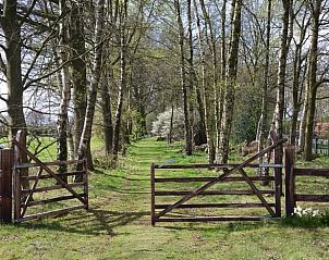 Landelijke toegangspoort naar Vakantiehuisje in Lage Mierde, omringd door bomen in de Kempen, Noord Brabant.
