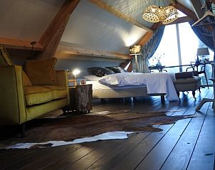 Gezellige slaapkamer in Vakantiehuisje in Lage Mierde, met houten details in de Kempen, Noord Brabant.