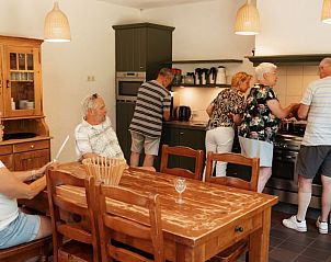Groep mensen kookt in de ruime keuken van Vakantiehuisje in Bergeijk, Noord Brabant.