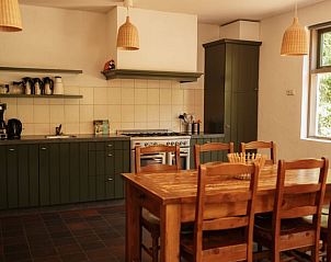 Eetruimte en keuken van Vakantiehuisje in Bergeijk, perfect voor gezellige diners in de Kempen.