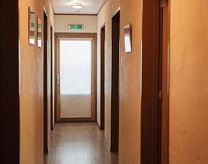 Lichte gang in Vakantiehuisje in Bergeijk, leidt naar comfortabele slaapkamers in de Kempen.