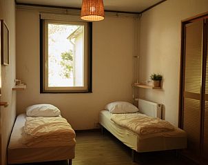 Knusse slaapkamer met uitzicht op de natuur in Vakantiehuisje in Bergeijk, Noord Brabant.