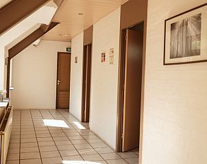 Lichte bovenverdieping in Vakantiehuisje in Bergeijk, toegang tot diverse kamers.