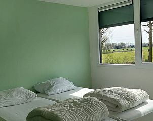 Slaapkamer met uitzicht in Huisje in Oirschot, vakantiewoning in Noord Brabant.