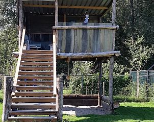 Boomhut en zandbak bij Huisje in Oirschot, vakantieaccommodatie in Noord Brabant.