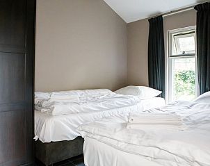 Komfortables Schlafzimmer im Ferienhaus in Oirschot, gelegen in der lndlichen Region Kempen in Nordbrabant, mit Blick auf die grne Natur.