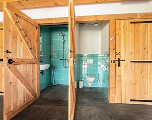 Moderne badkamer in Huisje in Eersel, vakantiehuis in de Kempen, Noord Brabant, met houten deuren en turquoise tegels.