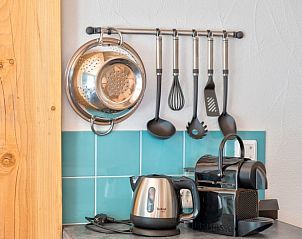 Keukengerei en koffiezetapparaat in Huisje in Eersel, een vakantieverblijf in de Kempen, Noord Brabant.