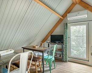 Gezellige eet- en zithoek in Huisje in Eersel, vakantiehuis in de Kempen, Noord Brabant, met houten details.