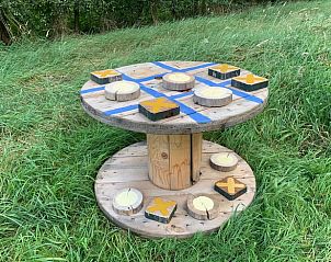 Buitenspel in de tuin van Huisje in Eersel, vakantiehuis in de Kempen, Noord Brabant.