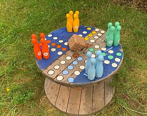 Gezellig spel in de tuin van Huisje in Eersel, vakantiewoning in de Kempen, Noord Brabant.