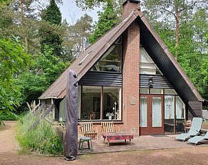 Voorzijde van Vakantiehuisje in Eersel met uitnodigend terras, Noord Brabant.