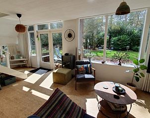 Lichte woonkamer van Vakantiehuisje in Eersel met uitzicht op de tuin, Kempen.