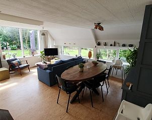 Gezellige eetkamer in Vakantiehuisje in Eersel met zicht op de tuin, Kempen.