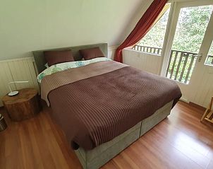 Comfortabele slaapkamer in Vakantiehuisje in Eersel met balkon, Kempen.