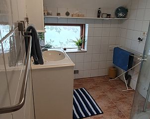 Stijlvolle badkamer in Vakantiehuisje in Eersel met ruime douche, Kempen.