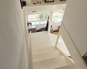 Trap in Vakantiehuisje in Eersel, leidt naar lichte ruimtes, Kempen.