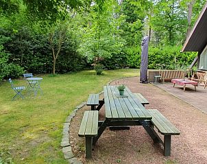 Picknicktafel in de tuin van Vakantiehuisje in Eersel, perfect voor buitenmaaltijden, Kempen.