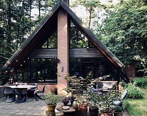 Terras van Huisje in Eersel, een vakantiehuis in Eersel, Kempen, Noord Brabant, met comfortabele zitplaatsen en omgeven door natuur.