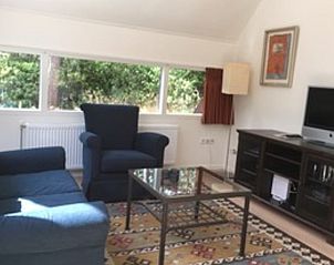 Gezellige woonkamer van Vakantiehuisje in Eersel, Noord Brabant, met comfortabele zitplaatsen en uitzicht op de groene natuur van de Kempen.