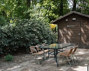 Auenterrasse mit Tisch und Sthlen im Huisje in Luyksgestel, Ferienhaus in den Kempen, Nordbrabant.