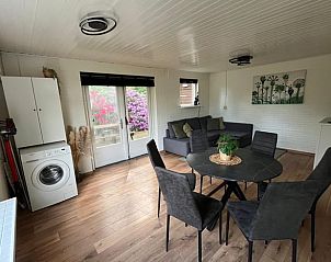 Gerumiges Wohnzimmer im Ferienhaus in Luyksgestel, Ferienhaus in den Kempen, Nordbrabant mit Sitzecke.