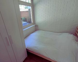 Schlafzimmer mit Doppelbett in Cottage in Luyksgestel, Ferienhaus in den Kempen, Nordbrabant.