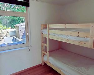 Schlafzimmer mit Etagenbett in Cottage in Luyksgestel, Ferienhaus in den Kempen, Nordbrabant.