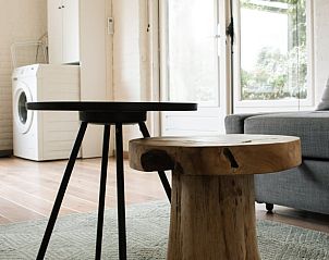 Gemtliches Wohnzimmer mit Couchtisch in Cottage in Luyksgestel, Ferienhaus in den Kempen, Nordbrabant.