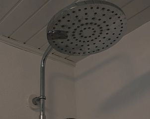 Moderne Regendusche im Cottage in Luyksgestel, Ferienhaus in den Kempen, Nordbrabant.