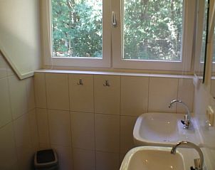 Badezimmer mit Doppelwaschbecken im Ferienhaus in Luyksgestel, Ferienhaus in Kempen.