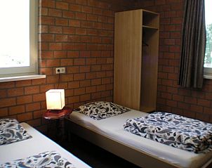 Schlafzimmer mit Holzakzenten im Ferienhaus in Luyksgestel, Nordbrabant.