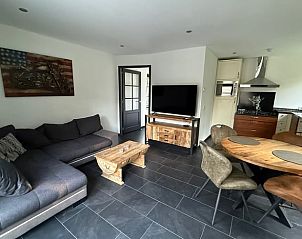 Gemtliches Wohnzimmer in Cottage in Luyksgestel, Ferienhaus in Luyksgestel, mit bequemem Sofa und Essecke.