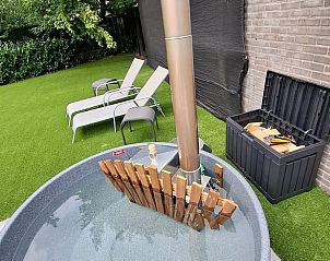 Entspannen Sie sich im Garten von Cottage in Luyksgestel, einem Ferienhaus in Kempen, mit Liegesthlen und einem modernen Whirlpool.