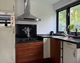 Moderne Kche in Cottage in Luyksgestel, Ferienhaus in Luyksgestel, mit stilvollen Gerten und Gartenblick.