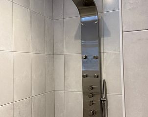 Luxusdusche in Cottage in Luyksgestel, Ferienhaus in Kempen, Nordbrabant, mit modernen Annehmlichkeiten.