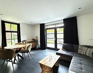 Helles Wohnzimmer in Cottage in Luyksgestel, Ferienhaus in Luyksgestel, mit Zugang zur Terrasse.