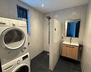 Badezimmer in Cottage in Luyksgestel, Ferienhaus in Luyksgestel, mit Waschmaschine und moderner Dusche.