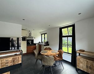 Essecke in Cottage in Luyksgestel, Ferienhaus in Luyksgestel, Nordbrabant, mit Blick auf den Garten.