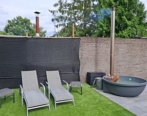 Entspannender Garten im Cottage in Luyksgestel, Ferienhaus in Kempen, mit Liegesthlen und einem Whirlpool.