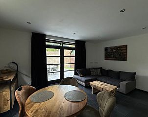 Gemtliches Wohnzimmer in Cottage in Luyksgestel, Ferienhaus in Luyksgestel, mit Sitzecke und Esstisch.