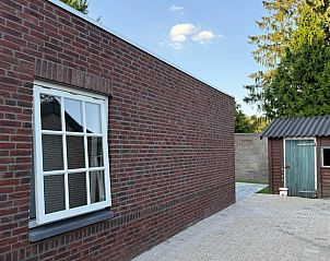 Backsteinfassade des Ferienhauses in Luyksgestel, Kempen, mit klassischem Fensterstil.