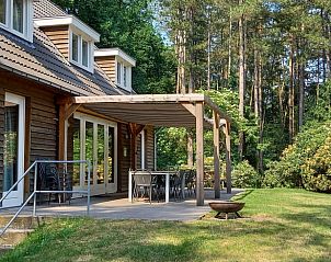 Terras met zitgelegenheid bij Vakantiehuisje in Luyksgestel, perfect voor buiten dineren.