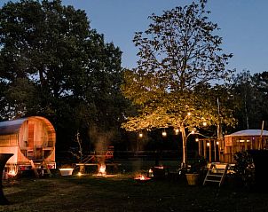 Avondverlichting bij Vakantiehuisje in Luyksgestel, een betoverende plek voor nachtelijke ontspanning.