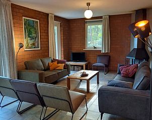 Moderne keuken in Vakantiehuisje in Luyksgestel, compleet uitgerust voor culinaire avonturen.