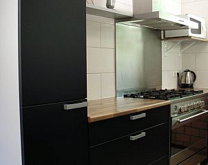 Stijlvolle badkamer in Vakantiehuisje in Luyksgestel met dubbele wastafel en moderne voorzieningen.